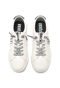 Las zapatillas de cuero blancas cuentan con cordones grises, una puntera redondeada y una plantilla negra con marca. El diseño incluye detalles de costura y una suela de goma.