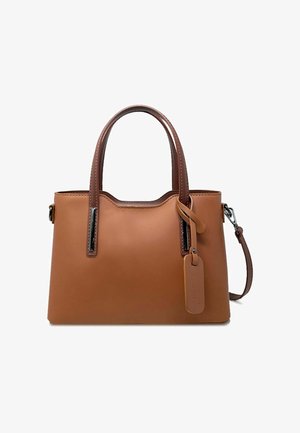 Borsa a mano in pelle marrone con doppi manici, tracolla removibile, texture liscia e un piccolo dettaglio a tag. Presenta un design elegante e cuciture a contrasto.