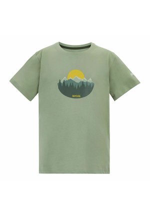 Grünes T-Shirt mit kurzen Ärmeln mit einer Grafik von Bergen, Kiefern und einer gelben Sonne darüber, mit dem Text "Regatta Great Outdoors."