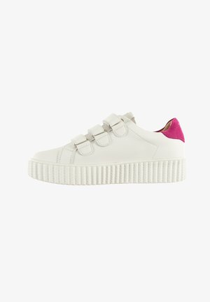 Zapatilla de cuero blanca con tres correas ajustables, suela de plataforma texturizada blanca y un acento en el talón de gamuza rosa en contraste.