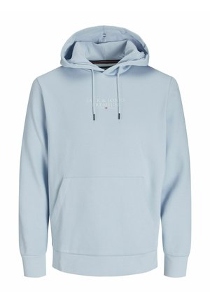Sweat à capuche bleu clair en tissu doux, avec une poche kangourou, une capuche ajustable avec cordon de serrage et un texte de logo blanc sur la poitrine.
