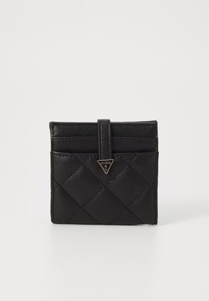 Portafoglio in pelle nera con motivo trapuntato, dotato di accento metallico a forma di triangolo e multipli slot per carte sul davanti. Design compatto.