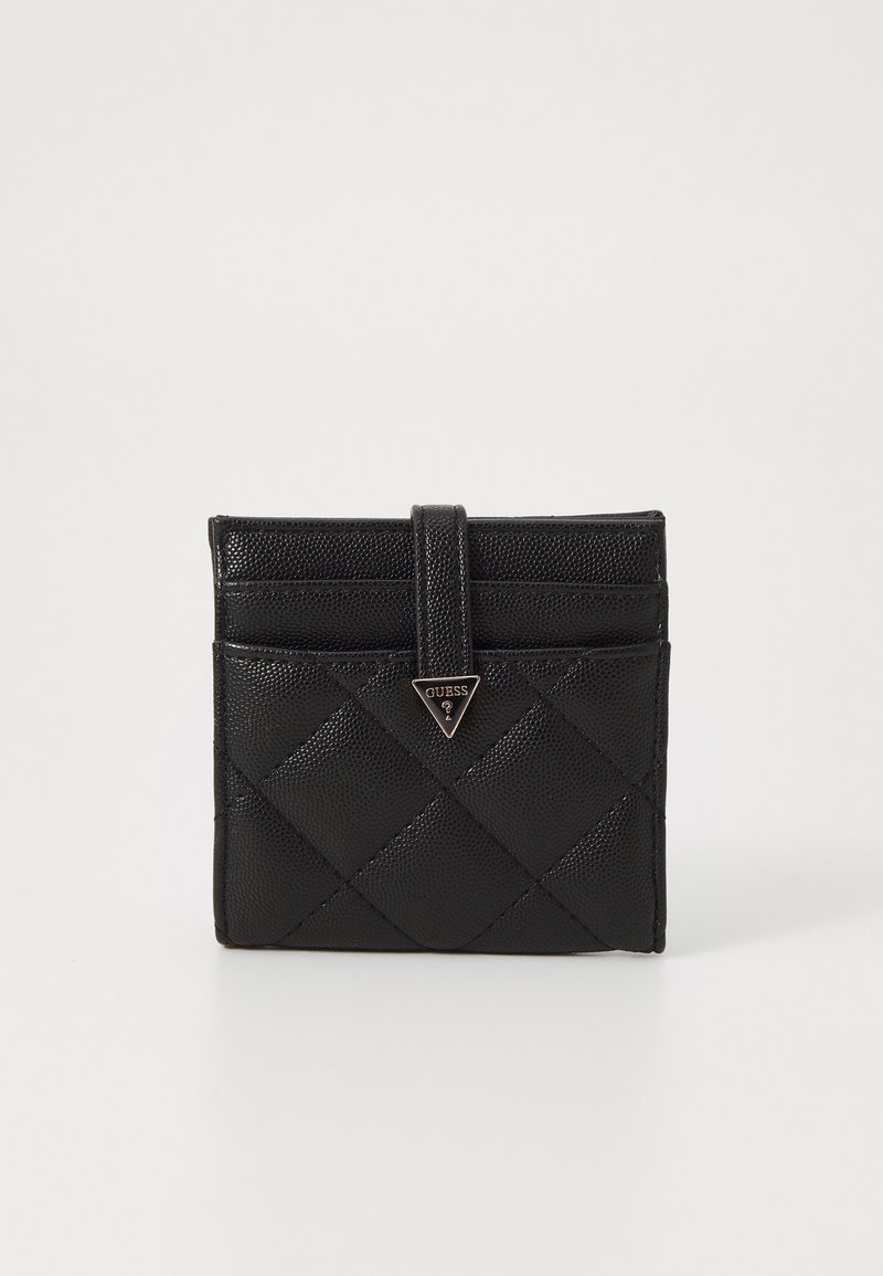 Μαύρο δερμάτινο πορτοφόλι με καπιτονέ σχέδιο, που διαθέτει τριγωνική μεταλλική λεπτομέρεια και πολλές θήκες για κάρτες στο μπροστινό μέρος. Συμπαγής σχεδίαση.