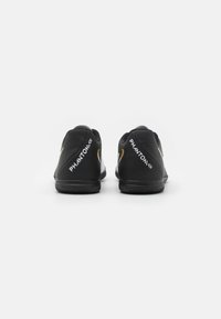 Nike Performance PHANTOM GX 2 CLUB - Dvoranske nogometne kopačke - white/black/metallic gold coin
