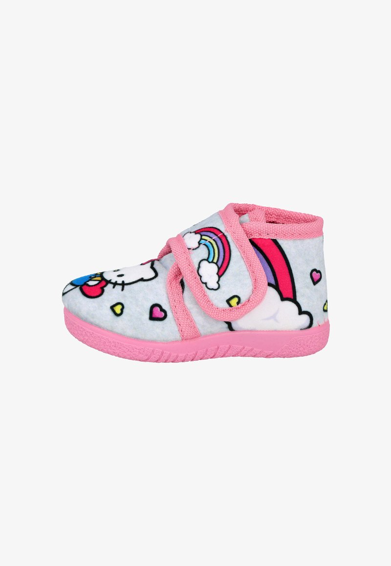 Botín infantil en tejido gris claro con patrones de arcoíris, nubes y corazones; correa de velcro rosa y suela con agarre texturizado.