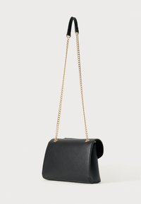 Μαύρη δερμάτινη τσάντα με δομημένο σχήμα, με χρυσή αλυσίδα ιμάντα και υφή στην επιφάνεια. Κλείσιμο με αναδιπλούμενο καπάκι χωρίς εμφανείς διακοσμήσεις.