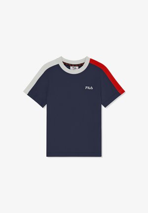 T-shirt FILA bleu marine avec col blanc, bande blanche sur la manche gauche, et bande rouge sur la manche droite, logo FILA sur la poitrine.