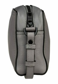 Borsa a tracolla grigia in pelle con una texture liscia, dotata di una chiusura a zip prominente e di una tracolla in pelle con dettaglio a fibbia.