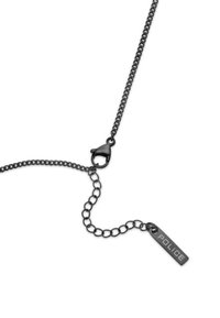 Zwarte metalen ketting met een kreeftsluiting en een rechthoekig hangertje gegraveerd met "POLICE." Geprofileerde schakels en een slank ontwerp.