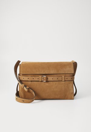 Sac en daim tan en bandoulière avec une fermeture à rabat, une sangle ajustable et un détail de ceinture avec une boucle argentée. Texture lisse, forme rectangulaire.