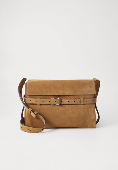 Bolso cruzado de ante en tono marrón claro con cierre de solapa, correa ajustable y detalle de cinturón con hebilla de plata. Textura suave, forma rectangular.