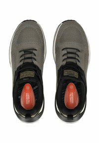Graue Sportschuhe aus Mesh und synthetischem Material, mit schwarzen Akzenten, einer strukturierten Oberfläche und einer kontrastierenden weißen Zwischensohle.