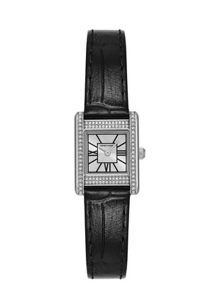 Reloj plateado rectangular con números romanos negros, bisel incrustado de cristales, esfera plateada y correa de cuero negro texturizado.