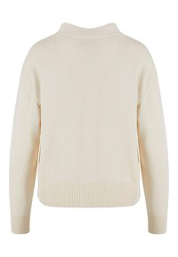 Sweter w kolorze kremowym, dziany, z długimi rękawami, ściągaczami na mankietach i u dołu, oraz wysokim kołnierzem, pokazany od tyłu.