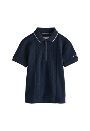 Polo blu navy a maniche corte con pannello frontale testurizzato, chiusura con mezza cerniera, bordo colletto bianco e scritta "BAKER" sulla manica sinistra.