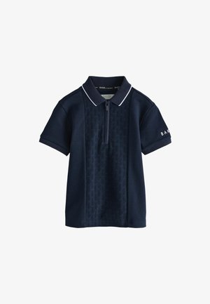Marineblå kortærmet polo med tekstureret frontpanel, halvlange lynlås, hvid kravekant og teksten "BAKER" på venstre ærme.
