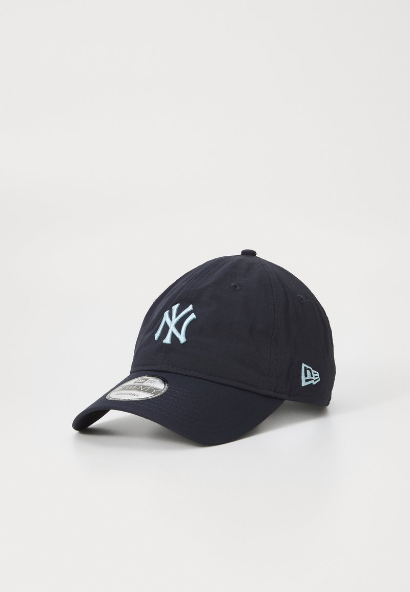 Mornarska bombažna kapa z našitim svetlo modrim "NY" logotipom spredaj in oznako logotipa na strani. Ima ukrivljen rob in teksturirano tkanino.