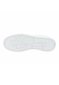 Sole di una sneaker bianca con una superficie testurizzata, caratterizzata da un motivo a spina di pesce e un prominente dettaglio del logo al centro.