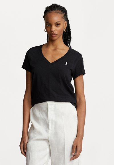 Sort V-hals t-shirt lavet af bomuld, med korte ærmer og et lille broderet logo på venstre bryst. Glat tekstur, afslappet pasform.