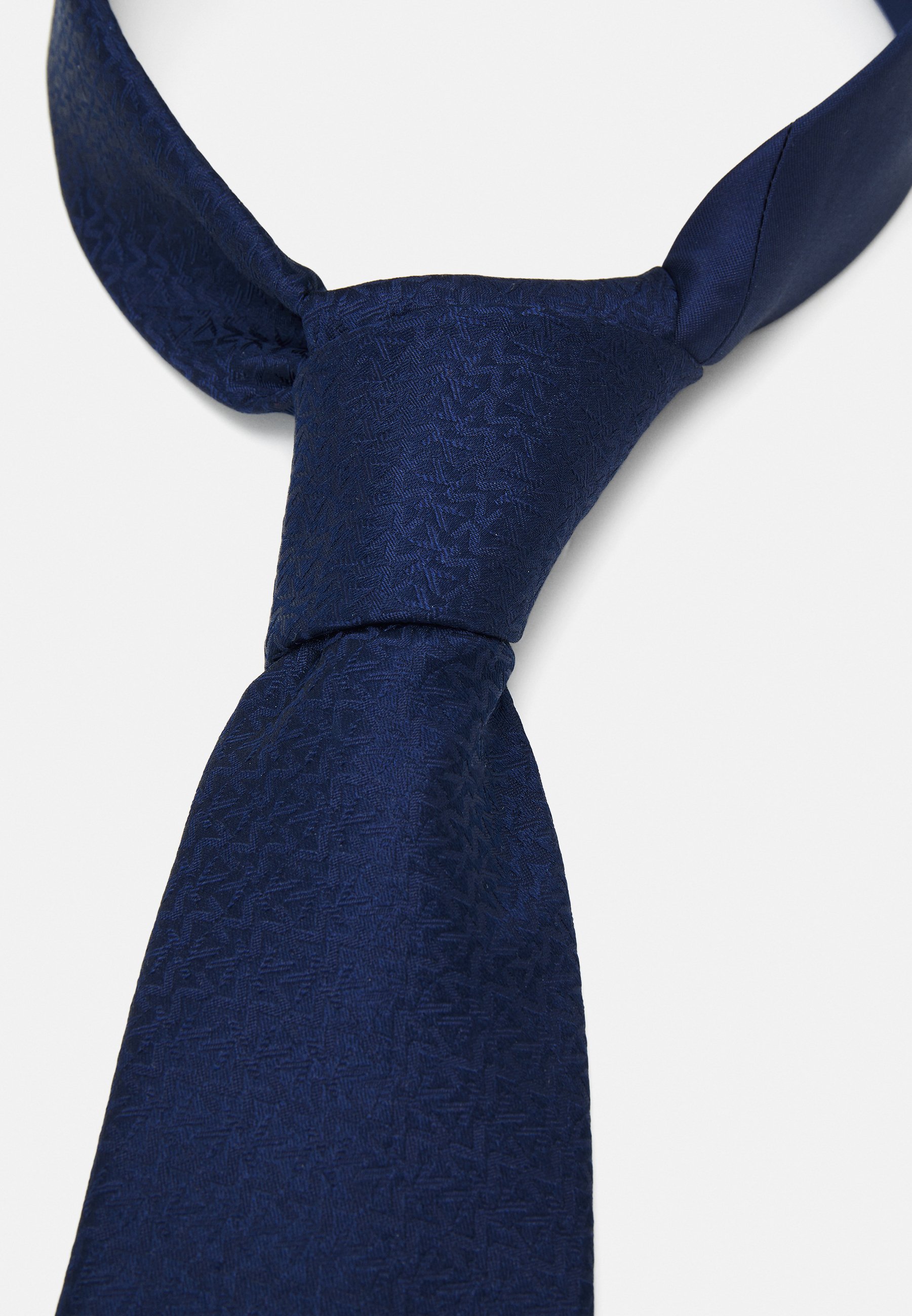 ties that go with checkered shirts