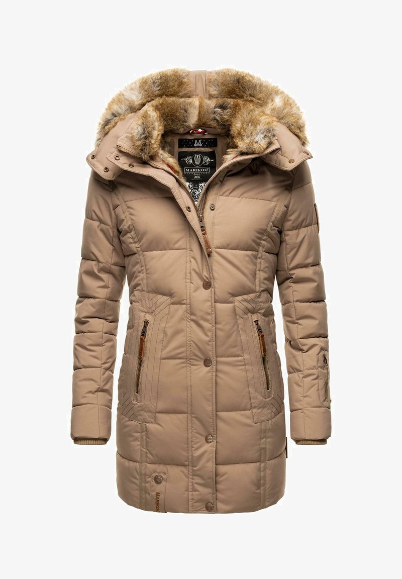 Chaqueta acolchada beige con capucha forrada de piel, cierre frontal con cremallera y cuatro bolsillos exteriores. Presenta un texturizado acolchado y acentos de madera.