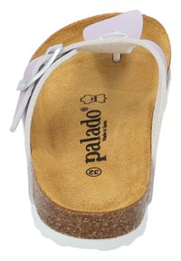 Sandal con bande viola, dotato di un footbed in sughero, soletta effetto camoscio e dettaglio a fibbia argentata. È visibile la superficie testurizzata del footbed.
