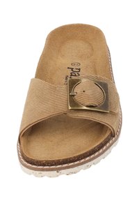 Tan draagbare sandaal met een textuurstof bovenkant, een messing gesp als accent, een gevoerd voetbed, en een contrasterende witte en bruine zool.