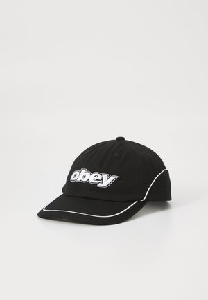 Schwarze Baseballmütze mit einem weißen gestickten "obey"-Logo und kontrastierendem weißen Piping entlang des Schirms und der Seitennähte. Material aus Baumwolle.
