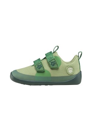 Grøn børnesneakers med to velcrolukninger og en fleksibel mørkegrøn sål med et brandlogo på siden.