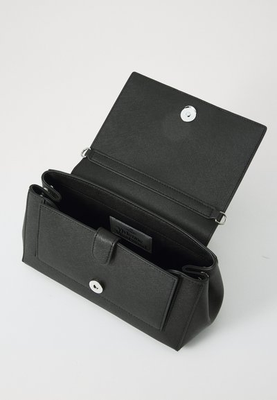 Melna teksturēta ādas rokassoma ar aizdari, kurai ir plaša iekšpuse un birka. Dizains ir taisnstūrveida ar gludām malām.