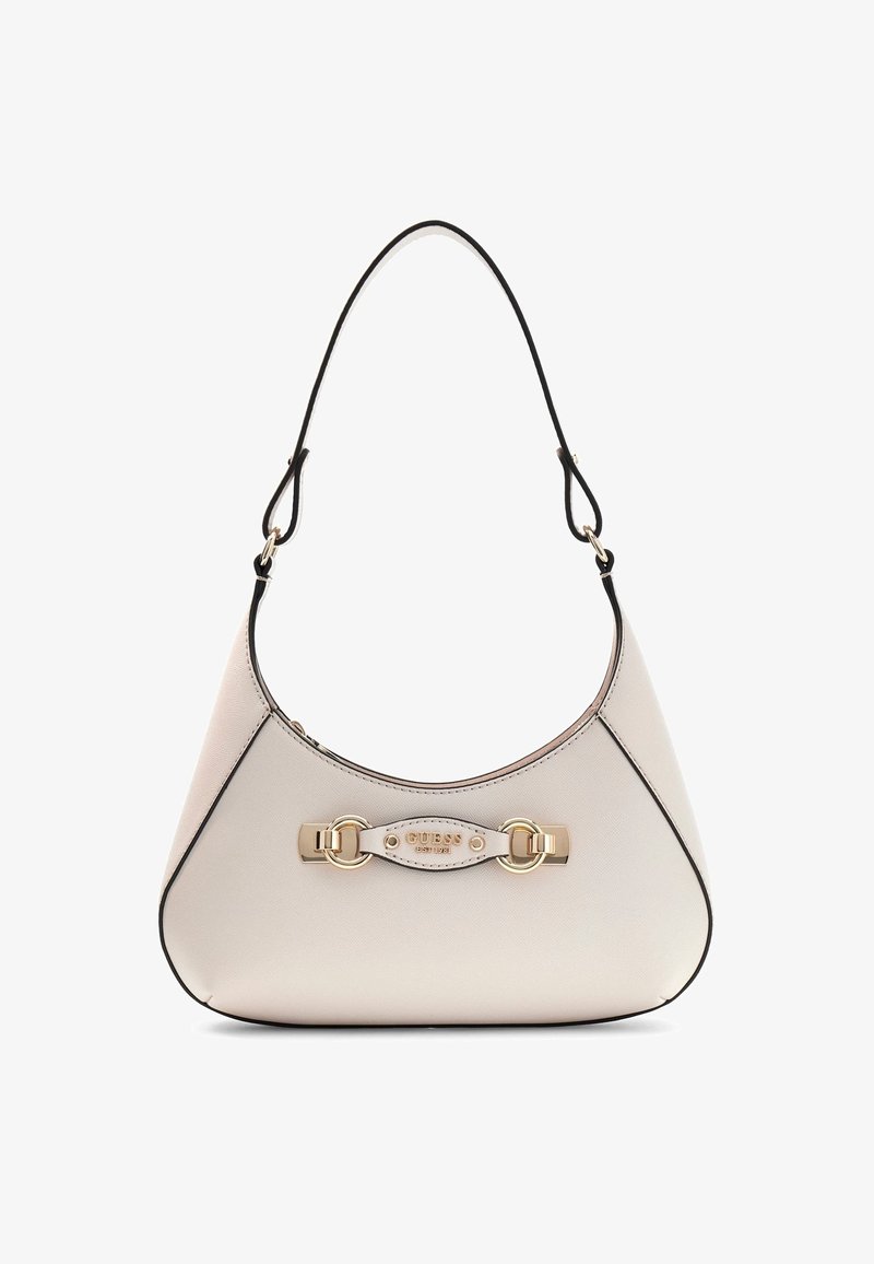 Sac à main Guess couleur crème avec une bandoulière noire unique et des ferrures dorées sur le panneau avant.