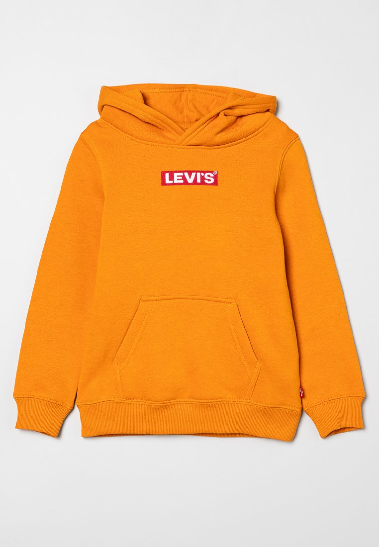 Sweatshirt orange avec capuche, équipé d'une poche avant et d'un logo rectangulaire rouge "LEVI'S". Poignets et ourlet côtelés. Texture lisse en mélange de coton.