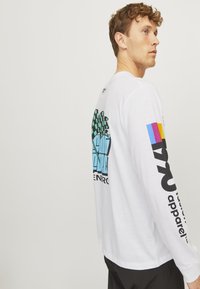 Jack & Jones JORPEDAL TEE CREW NECK UNISEX - Hosszú ujjú felső - bright white