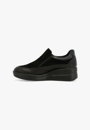 Scarpe slip-on nere realizzate con una combinazione di materiali scamosciati e in pelle, dotate di una soletta a zeppa e pannelli elastici sui lati per facilitare l'indossamento.