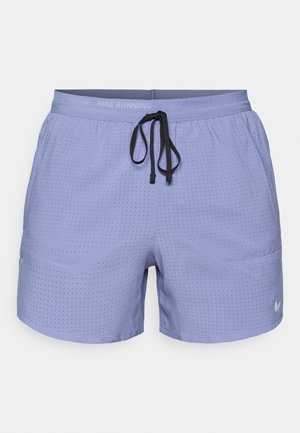 Lilla Nike løbeshorts med perforeret design, elastisk talje, justerbar sort snor og et lille hvidt logo på siden.