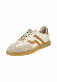 Sneaker aus cremefarbenem Leder mit braunen Wildlederakzenten, ausgestattet mit einer Gummisohle und beigen Schnürsenkeln für ein retro Designprofil.