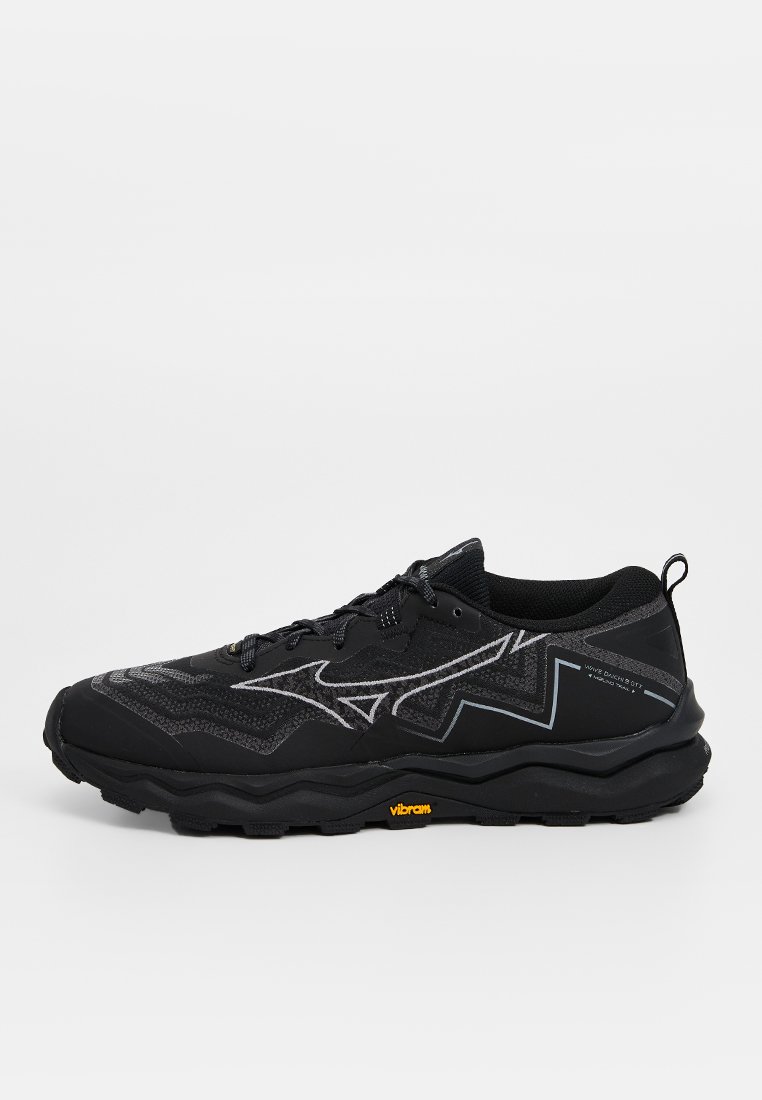 Czarne buty sportowe z teksturowaną cholewką, wzorem w zygzak oraz żywym pomarańczowym logo Vibram na podeszwie. Posiadają zapięcie na sznurowadła oraz wyściełany kołnierz.
