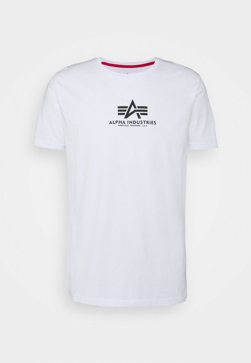 Hvit bomull T-skjorte med rund hals og korte ermer. Den har en svart "Alpha Industries" logo med et trekantet design på framsiden.
