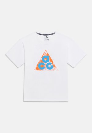 Hvid t-shirt med korte ærmer med en slidt orange trekant og store blå bogstaver "a", "c" og "g" på forsiden.