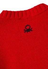 Maglione rosso lavorato a maglia con un motivo texturizzato e un logo ricamato nero vicino al colletto. Collo e polsini a costine.