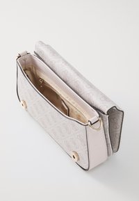 Borsa strutturata in rosa chiaro, realizzata in materiale testurizzato. Presenta una patta liscia, un compartimento interno e dettagli in hardware dorato.