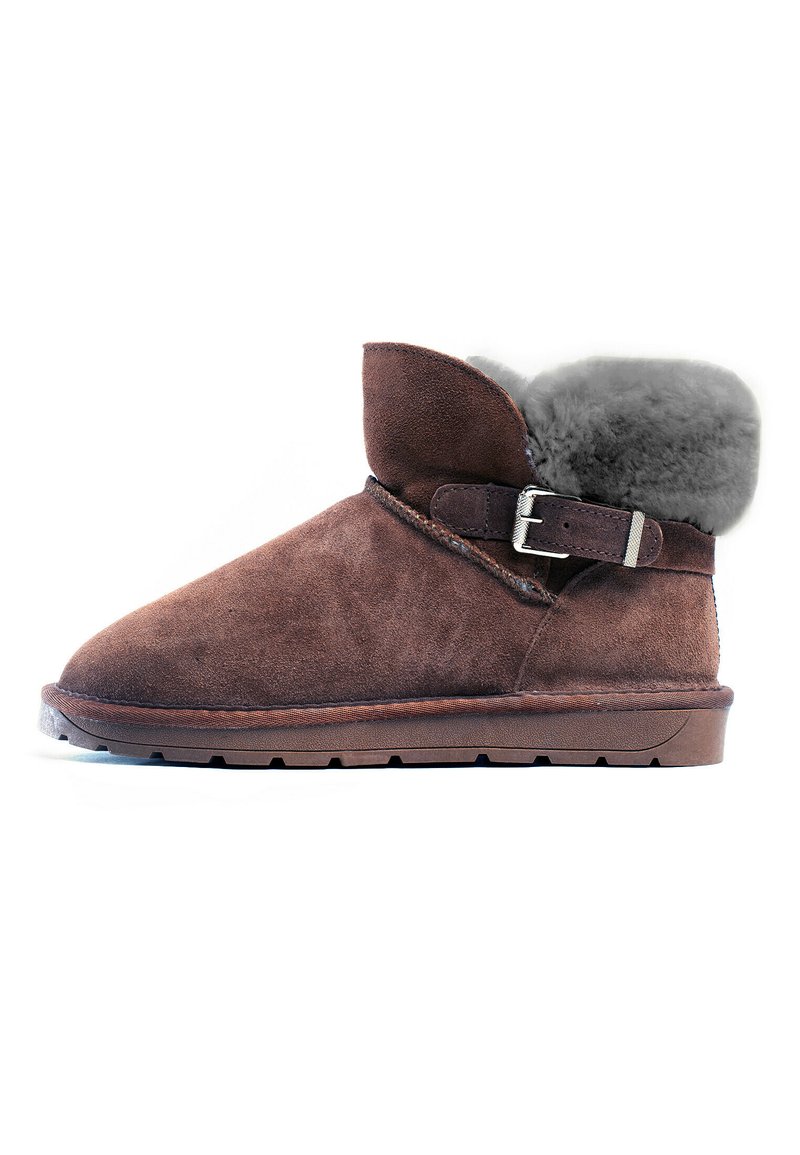 Stivaletti a caviglia in suede marrone con risvolto in pelliccia grigia, dotati di una cinghia laterale con fibbia metallica e suola in gomma testurizzata.