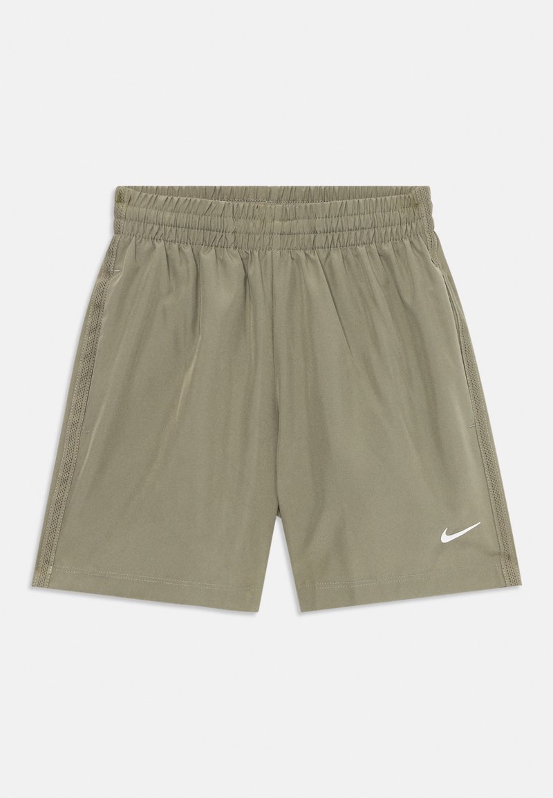 Olīvu zaļas Nike sporta šortos ar elastīgu jostu un baltu swoosh logo labajā apakšējā kājā.