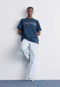 Nike Sportswear PHOENIX TEE - Μπλουζάκι με στάμπα - armory navy