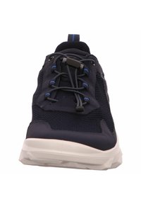 Scarpe da atletica blu navy con tomaia in rete, caratterizzate da accenti blu, lacci elastici e una suola bianca imbottita.