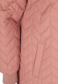Prošívaná růžová bunda s vzorem chevron, s žebrovanými manžetami a boční kapsou. Materiál vypadá hladce a lehce.