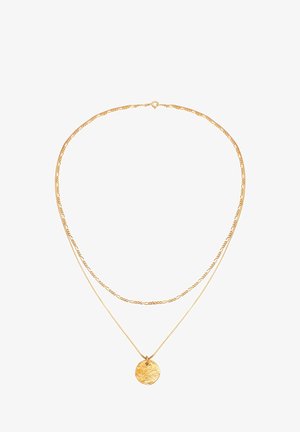 Collana a strati in oro con due catene; una presenta un pendente rotondo texturizzato, l'altra ha un delicato design a maglie.