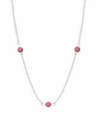 Collier en chaîne en argent présentant trois perles roses régulièrement espacées le long de sa longueur. Les perles sont rondes avec une texture lisse.