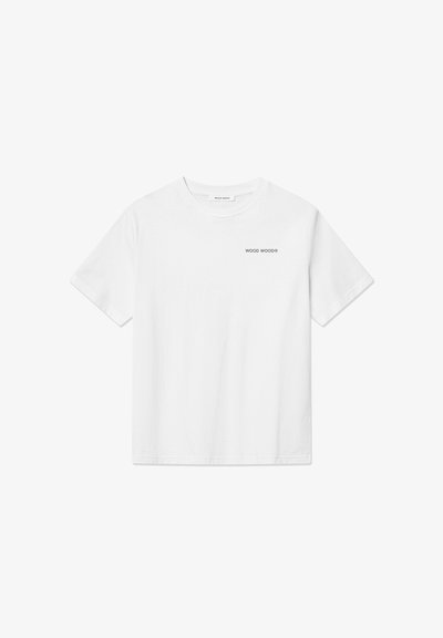 Balta kokvilnas T-kreklā ar īsām piedurknēm, apaļo kakla izgriezumu un mazo melno "WOOD WOOD" logotipu kreisajā krūtī. Gluda tekstūra, standarta piegriezums.