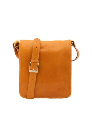 Leder-Umhängetasche in verbranntem Orange, mit glatter Oberfläche, verstellbarem Riemen mit Schnalle und einfachem rechteckigem Design.
